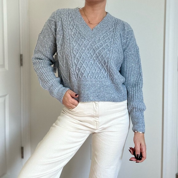 Cable Knit V-neck Pullover - Picture 2 of 9